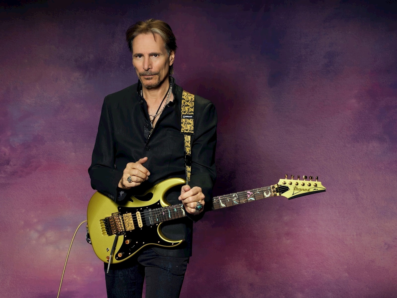 Steve Vai - Purplebackground - Foto: Larry Dimarzio