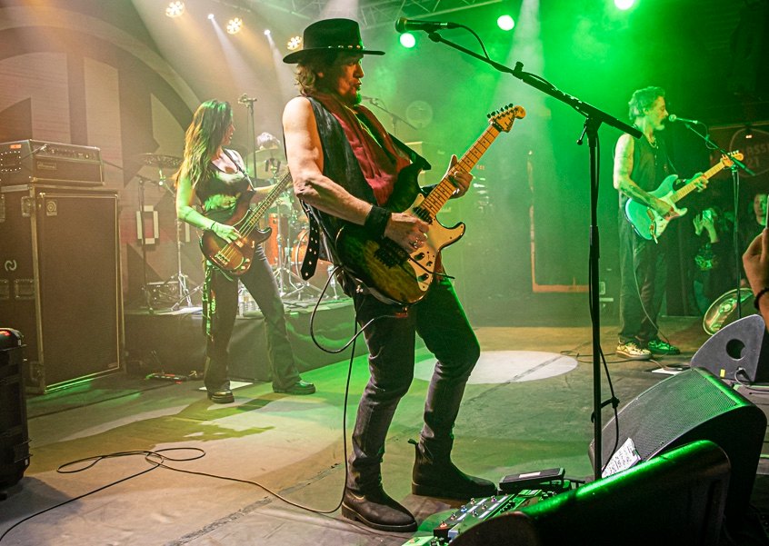 De band in de gezellige Zik-Zak in België