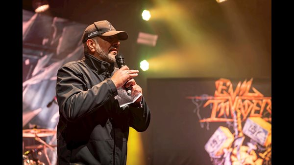 De spanning is te snijden als Mario Poncin namens de Jury het verdict bekendmaakt