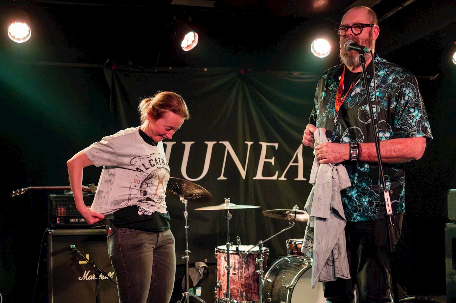 Ook deze dame kreeg een mooie prijs van presentator Benno van Keulen