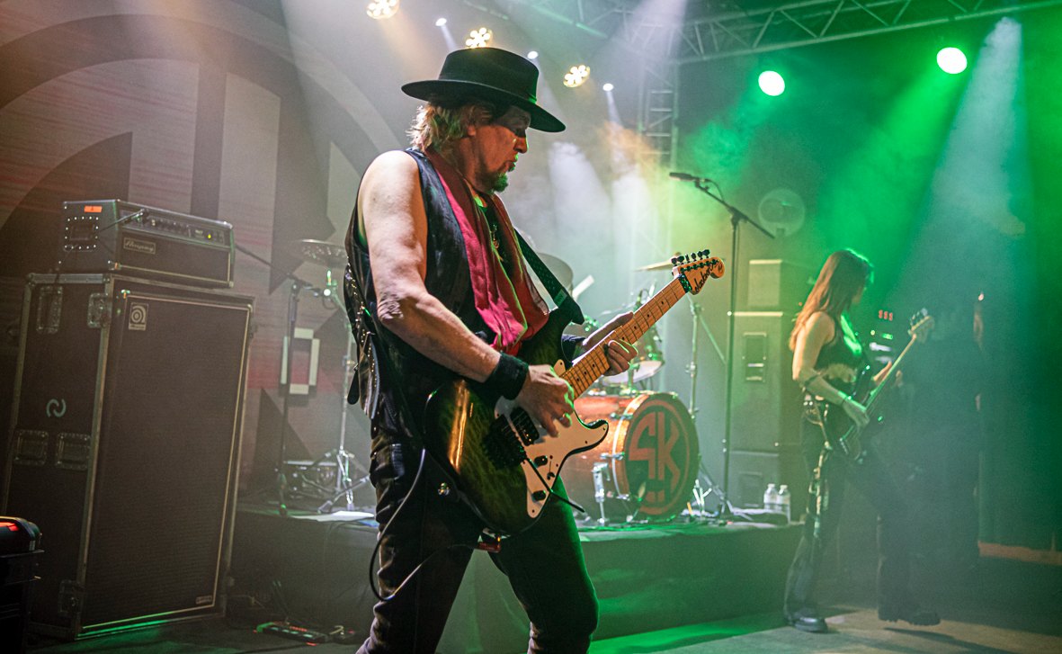 Adrian Smith in Zik-Zak, Ittre