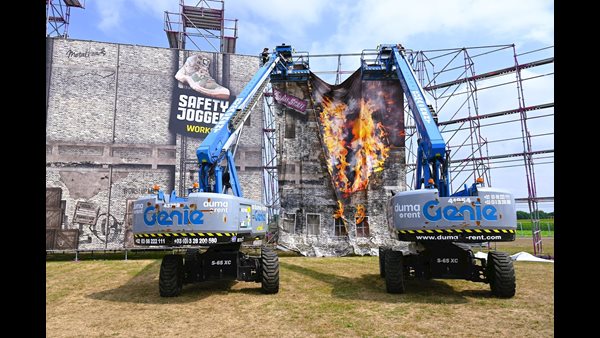 De main stage wordt aangekleed